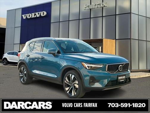 2025 Volvo XC40 B5 Ultra Bright Theme