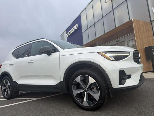 2025 Volvo XC40 B5 Plus Dark Theme