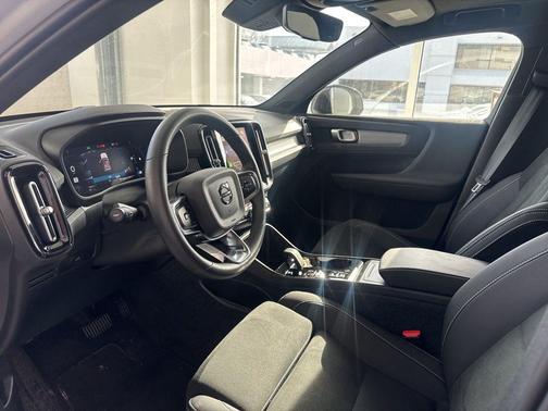 2025 Volvo XC40 B5 Plus Dark Theme