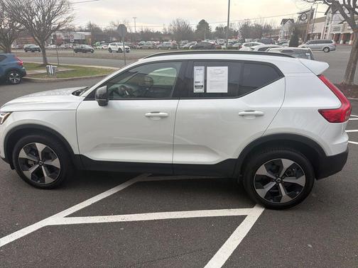 2025 Volvo XC40 B5 Plus Dark Theme