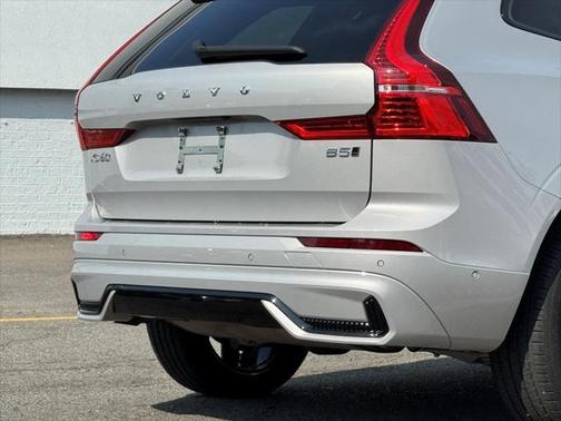 2023 Volvo XC60 B5 Plus Dark Theme