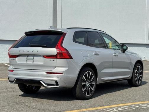2023 Volvo XC60 B5 Plus Dark Theme
