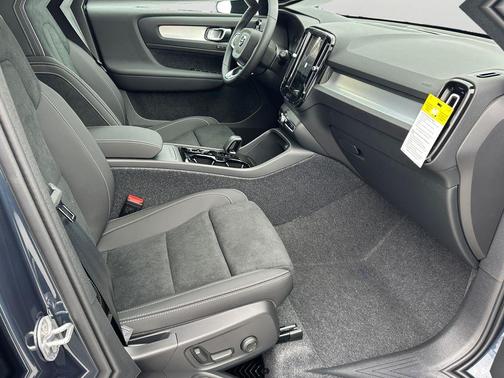 2026 Volvo XC40 Black Edition Ultra, B5 AWD Gas (mild hybrid)