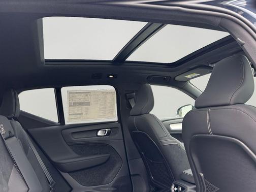 2026 Volvo XC40 Black Edition Ultra, B5 AWD Gas (mild hybrid)