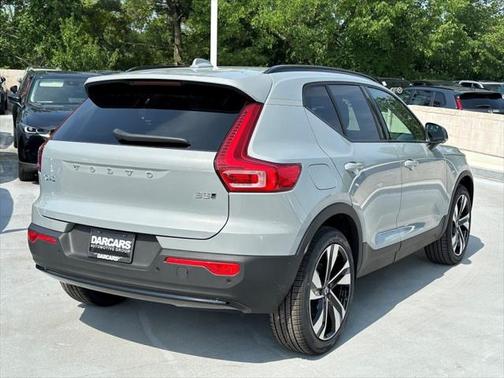 2025 Volvo XC40 B5 Plus Dark Theme