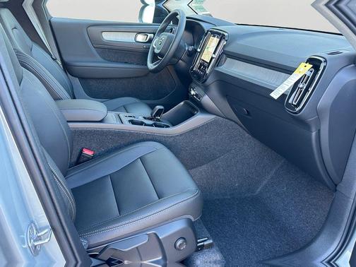 Vapour Grey Metallic 2026 Volvo XC40 Core, B5 AWD Gas (mild hybrid), Dark
