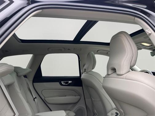 2025 Volvo XC60 Plug-In Hybrid T8 Plus