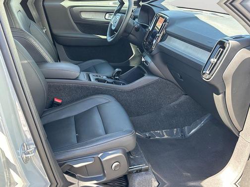 Vapour Grey Metallic 2025 Volvo XC40 B5 Core Bright Theme