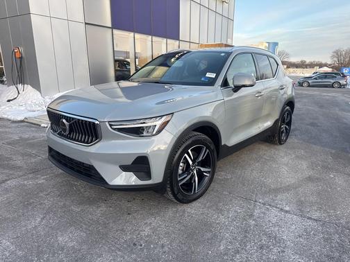 2025 Volvo XC40 B5 Core Bright Theme