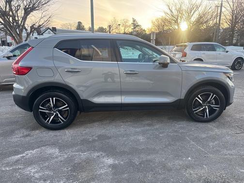 2025 Volvo XC40 B5 Core Bright Theme