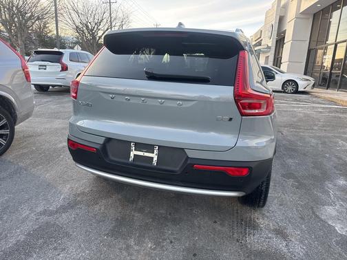 2025 Volvo XC40 B5 Core Bright Theme