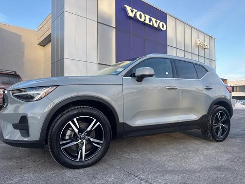 2025 Volvo XC40 B5 Core Bright Theme
