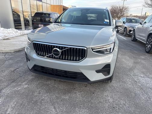 2025 Volvo XC40 B5 Core Bright Theme