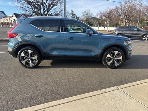 2025 Volvo XC40 B5 Plus Bright Theme