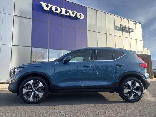 2025 Volvo XC40 B5 Plus Bright Theme