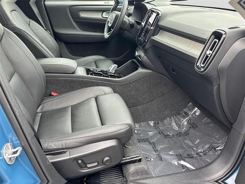 2025 Volvo XC40 B5 Plus Bright Theme