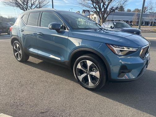 2025 Volvo XC40 B5 Plus Bright Theme