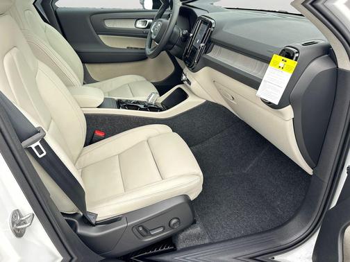 2026 Volvo XC40 Ultra, B5 AWD Gas (mild hybrid), Dark