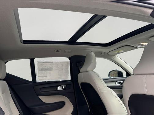 2026 Volvo XC40 Ultra, B5 AWD Gas (mild hybrid), Dark