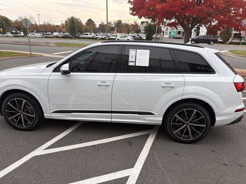 Glacier White Metallic 2024 Audi Q7 55 Premium Plus