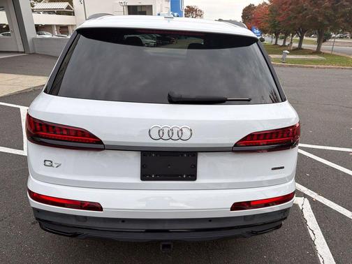 Glacier White Metallic 2024 Audi Q7 55 Premium Plus