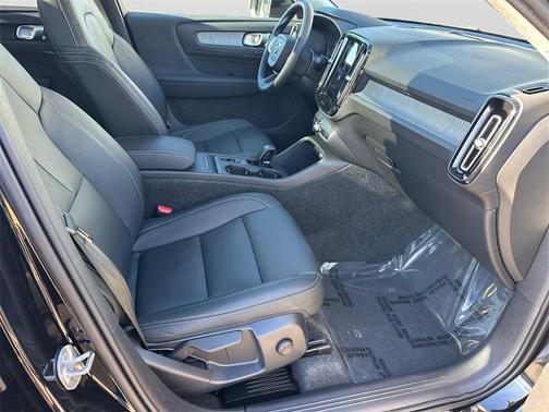 2025 Volvo XC40 B5 Core Bright Theme