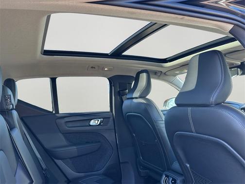 2025 Volvo XC40 B5 Core Bright Theme