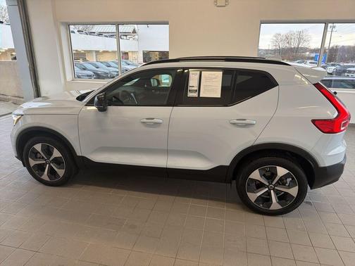 2025 Volvo XC40 B5 Plus Dark Theme