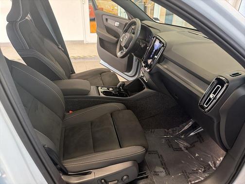 2025 Volvo XC40 B5 Plus Dark Theme