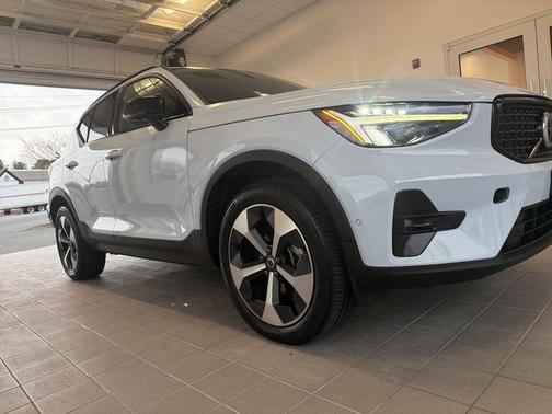 2025 Volvo XC40 B5 Plus Dark Theme
