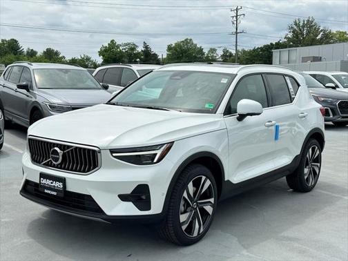 2025 Volvo XC40 B5 Ultra Bright Theme
