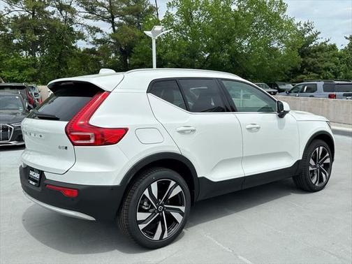 2025 Volvo XC40 B5 Ultra Bright Theme
