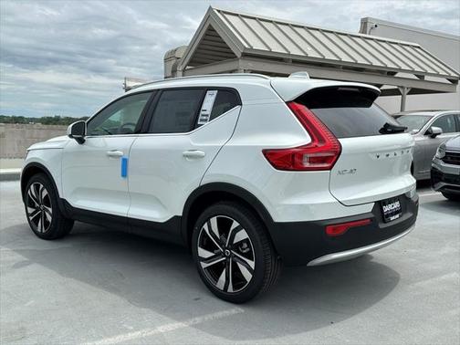 2025 Volvo XC40 B5 Ultra Bright Theme