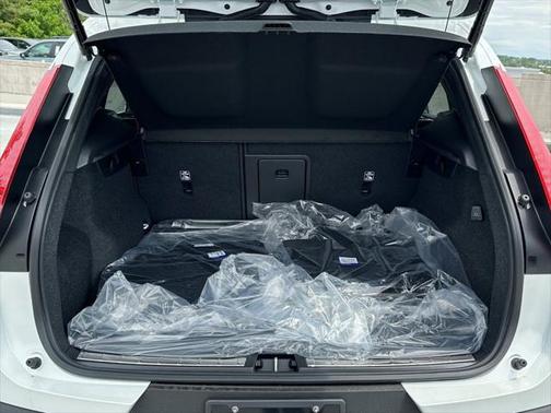 2025 Volvo XC40 B5 Ultra Bright Theme