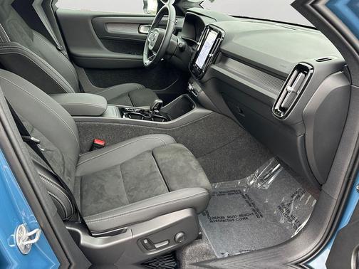 2025 Volvo XC40 B5 Plus Dark Theme