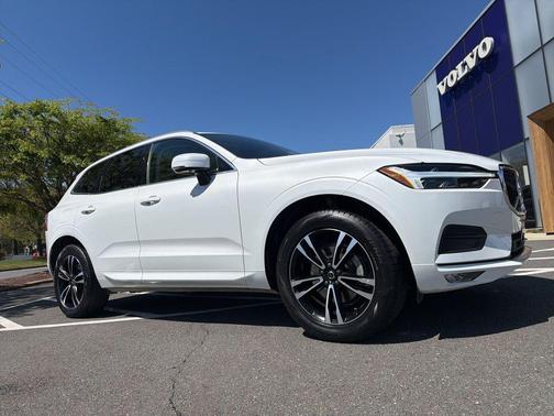 Crystal White Metallic 2021 Volvo XC60 T5 Momentum