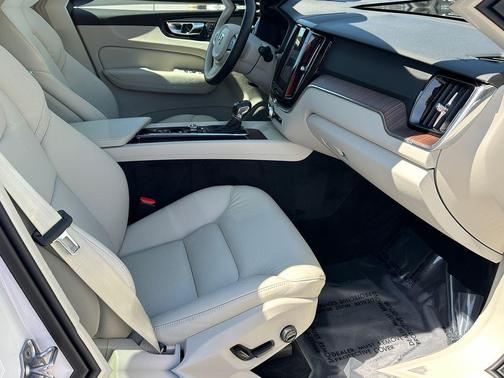 Crystal White Metallic 2021 Volvo XC60 T5 Momentum