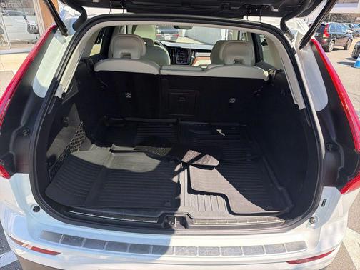 Crystal White Metallic 2021 Volvo XC60 T5 Momentum