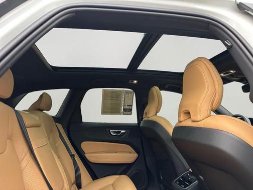 Crystal White Metallic 2021 Volvo XC60 T5 Inscription