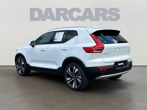 Crystal White Pearl 2025 Volvo XC40 B5 Core Bright Theme