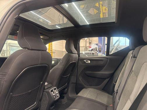 2025 Volvo XC40 B5 Core Bright Theme