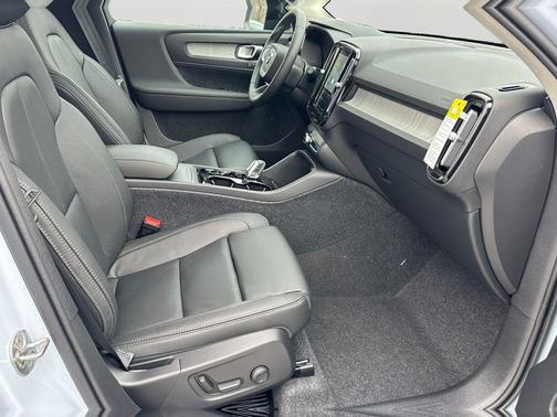 2026 Volvo XC40 Plus, B5 AWD Gas (mild hybrid), Dark