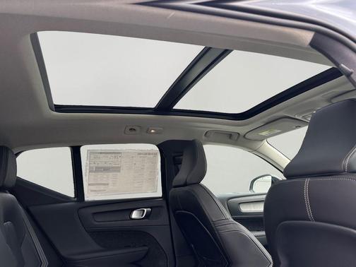 2026 Volvo XC40 Plus, B5 AWD Gas (mild hybrid), Dark