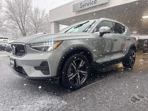 2025 Volvo XC40 B5 Core Bright Theme