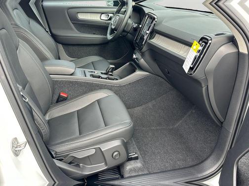 2026 Volvo XC40 Core, B5 AWD Gas (mild hybrid), Dark