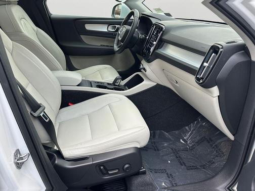 2021 Volvo XC40 T5 Momentum