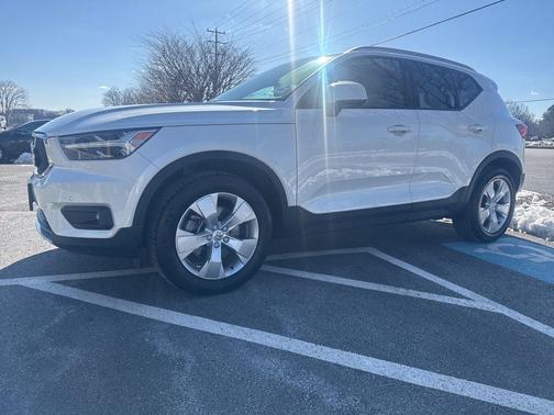 2021 Volvo XC40 T5 Momentum