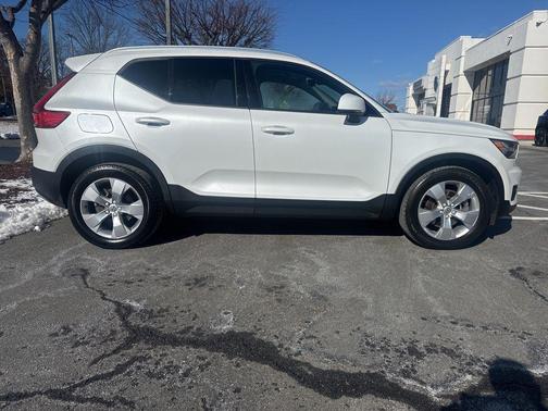 2021 Volvo XC40 T5 Momentum