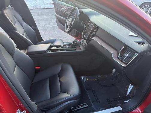 2020 Volvo S60 T5 Momentum