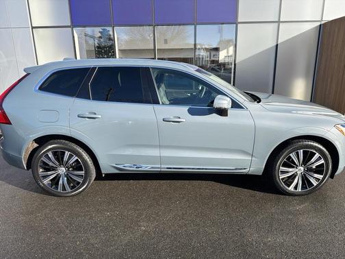 2023 Volvo XC60 B5 Plus Bright Theme